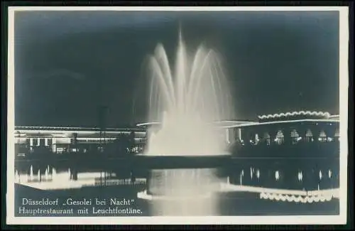 Foto AK Düsseldorf, Die GeSoLei bei Nacht Hauptrestaurant mit Leuchtfontäne 1926