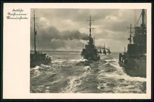 Foto AK Deutsche Reichsmarine, Flotte von Minensuchbooten in See