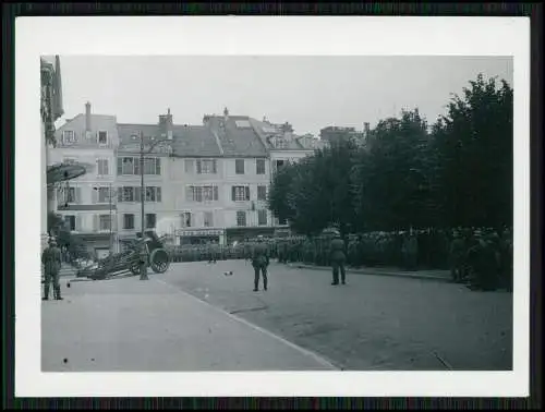 Foto Soldaten Wehrmacht in Frankreich große Gruppe Aufstellung mit Pak Mörser