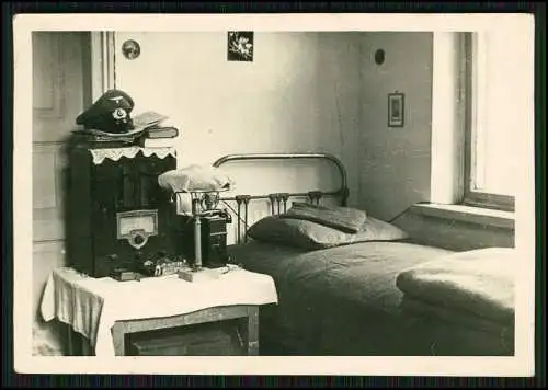 2x Foto Soldat der Wehrmacht auf Stube beim Radio-hören am Bett Telefon uvm.