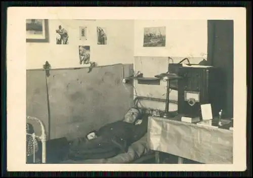 2x Foto Soldat der Wehrmacht auf Stube beim Radio-hören am Bett Telefon uvm.