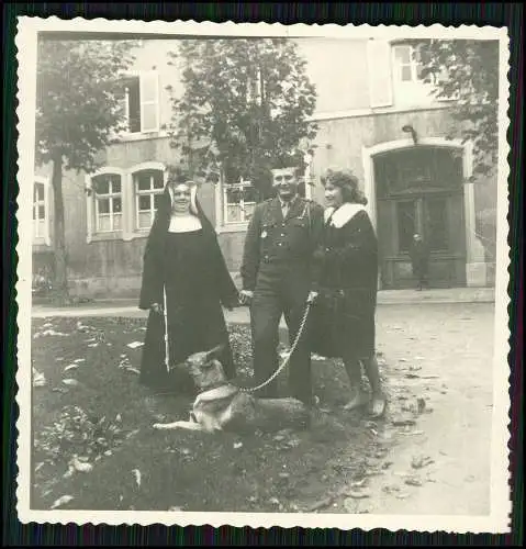 2x Foto französischer Soldat im Kloster Nonne mit Schäferhund