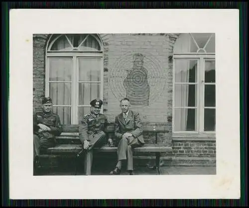 Soldaten Wehrmacht Bahnhof auf Bank sitzend im Hintergrund eine Zielscheibe