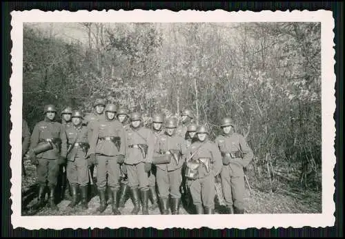Foto Gruppe Soldaten Wehrmacht mit Stahlhelm und Holster Pistole Luger P 08
