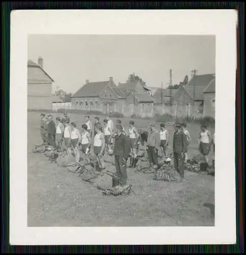 4x Foto Wehrmacht Soldaten Luftwaffe zum Appell im Turnhemd angetreten