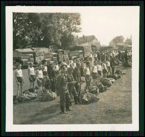 4x Foto Wehrmacht Soldaten Luftwaffe zum Appell im Turnhemd angetreten Fahrzeuge