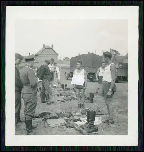 4x Foto Wehrmacht Soldaten Luftwaffe zum Appell im Turnhemd angetreten Fahrzeuge