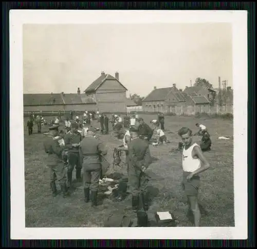 4x Foto Wehrmacht Soldaten Luftwaffe zum Appell im Turnhemd angetreten Fahrzeuge