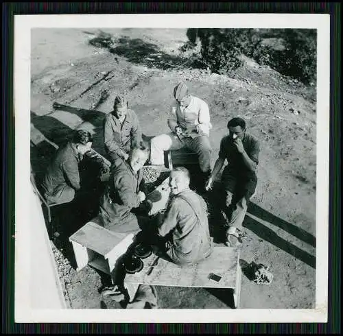 4x Foto Wehrmacht Soldaten Luftwaffe zum Appell im Turnhemd angetreten Fahrzeuge