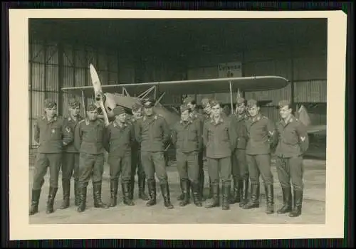 Foto Wehrmacht Soldaten Luftwaffe vor Flugzeug Aircraft Im Hangar 1942