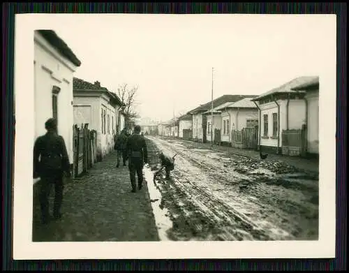 3x Foto Wehrmacht Soldaten Dorf Russland russische Straße im Schlamm