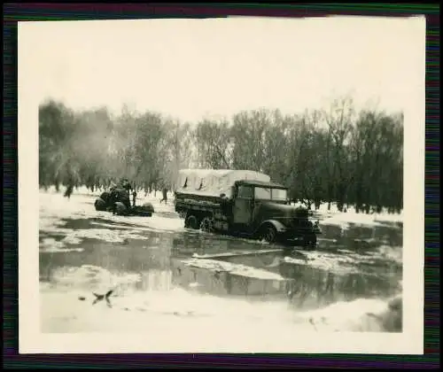 Foto Wehrmacht Fahrzeug LKW Kette um Reifen auf russischer Straße im Schlamm