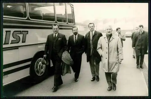 4x Foto AK Mölln Treffen Veranstaltung Anreise PKW Bus junge Damen Herren 1960