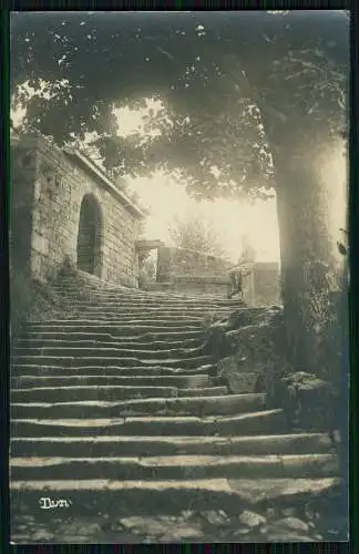 Foto AK 1. WK Dun an der Maas Deutscher Soldat Rast Treppe bei der Kirche 1915