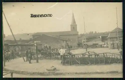 Foto AK 1. WK Dannevoux Lothringen Meuse Deutsche Soldaten Lager an Kirche 1915