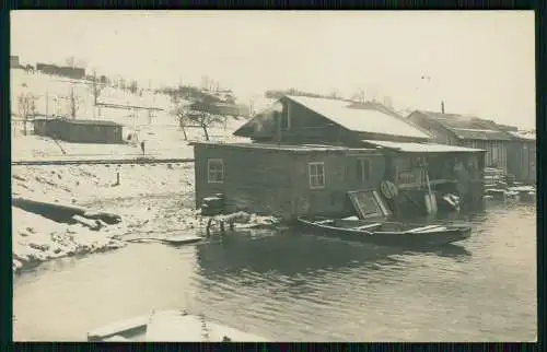 Foto AK 1. WK Baracken einfache Häuser am Fluss mit Boot Winter Frankreich 1915