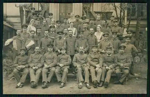 Foto AK Deutsche Soldaten im Lazarett 1.WK Weltkrieg mit Schwestern rotes Kreuz