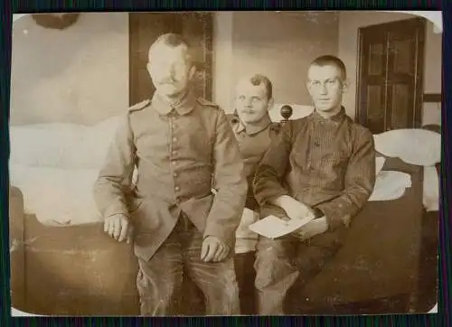 Foto AK Deutsche Soldaten im Lazarett 1.WK Weltkrieg mit Schwestern rotes Kreuz