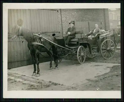 Foto feiner Herr Gutsbesitzer Bauer in einer Droschke, Kutscher, mit Pferd 1930