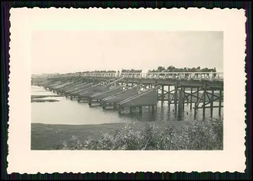 7x Foto Soldaten Wehrmacht Ostfront Vormarsch Brücke Dörfer Quartier bei Bauern