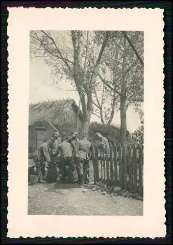 7x Foto Soldaten Wehrmacht Ostfront Vormarsch Brücke Dörfer Quartier bei Bauern