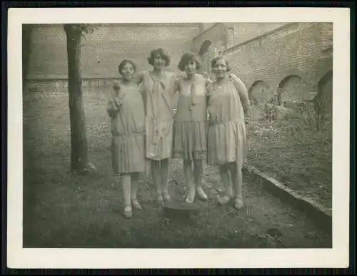 13x alte Foto junge Damen um 1930 schöne Kleider und Röcke elegante Mode