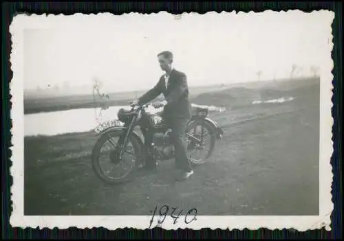 Foto junger Mann auf Motorrad Kennzeichen IK-536867 Zivil 1940