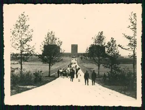 Foto Hohenstein Ostpreußen Ehrenmal Tannenberg Soldaten Wehrmacht Spaziergänger