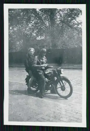 Foto Dame mit Freund Motorrad Krad Bretterzaun mit Aufschrift Maiser Keller 1939