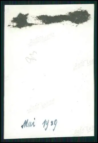Foto Dame mit Freund Motorrad Krad Bretterzaun mit Aufschrift Maiser Keller 1939