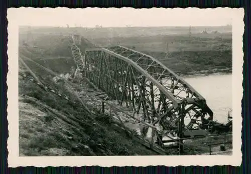 Foto von Soldat der Wehrmacht Brücke Kriegszerstörung 1941