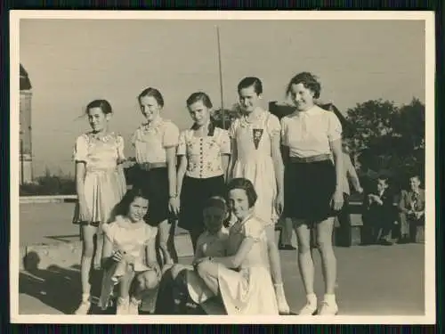 2x Foto Ursula Ante Rollschuh-Club Dortmund Training auf Vereinsgelände 1936-45