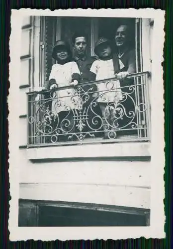 Foto Kinder mit deutsch u. französischen Stahlhelm auf Balkon Verbrüderung 1941