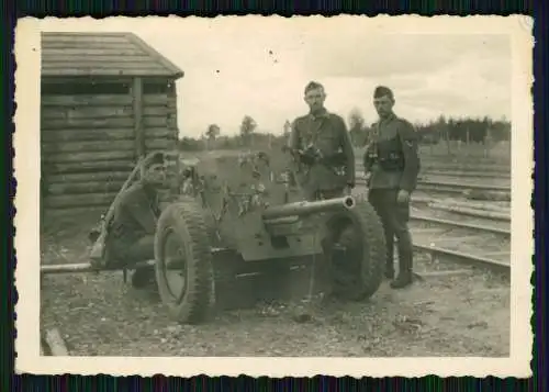 Foto Soldaten Wehrmacht mit Pak Stilgranate im Koppel Bahnhof Ostfront 1942