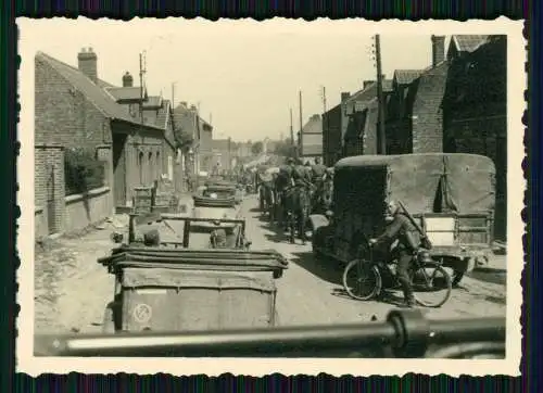 Foto Soldaten Wehrmacht mit Fahrzeuge Dorf in Belgien oder Frankreich 1940-41