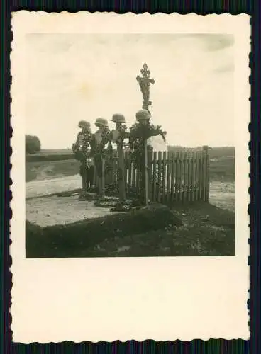 2x Foto deutsche Gräber Kreuze Stahlhelm bei  Lwów Lemberg Ukraine 1942