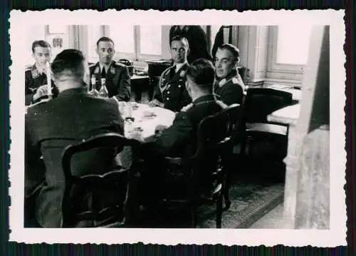 4x Foto Soldaten Wehrmacht Luftwaffe im Quartier du château Frankreich 1940