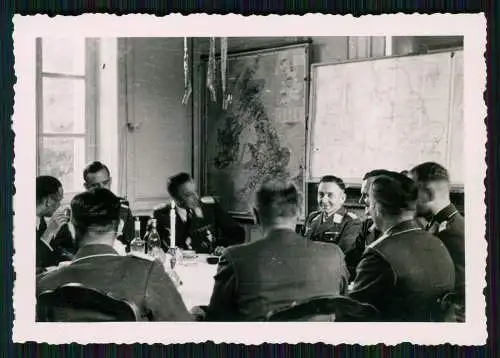 4x Foto Soldaten Wehrmacht Luftwaffe im Quartier du château Frankreich 1940