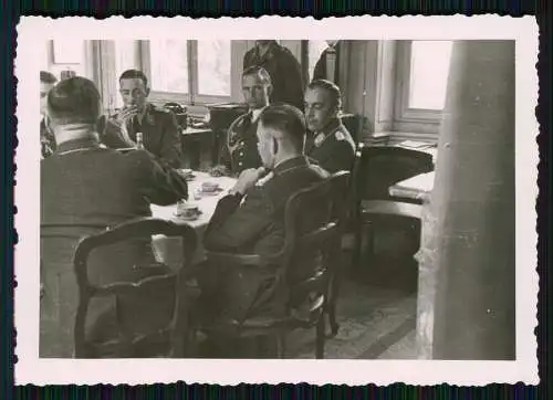 4x Foto Soldaten Wehrmacht Luftwaffe im Quartier du château Frankreich 1940