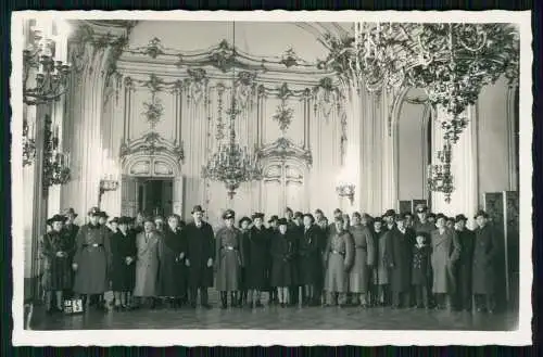 Foto AK im Schloss Schönbrunn Wien Gruppen-Aufnahme mit Soldaten der Wehrmacht