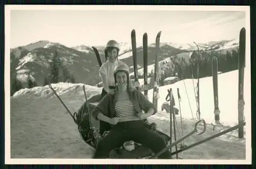 2x Foto AK junge Damen im Winter Ski-Urlaub leicht bekleidet herrliches Wetter