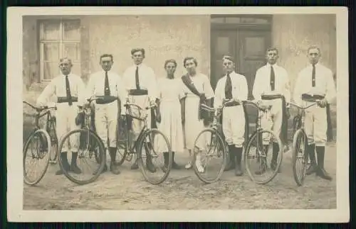 Foto AK Herren in Sportkleidung mit Fahrrad um 1900 Festlicher Anlass