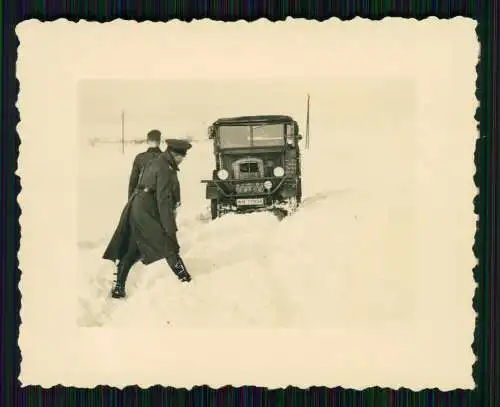 4 Foto Soldaten der Wehrmacht mit Fahrzeug LKW WH-77606 Schnee festgefahren