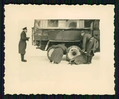 4 Foto Soldaten der Wehrmacht mit Fahrzeug LKW WH-77606 Schnee festgefahren