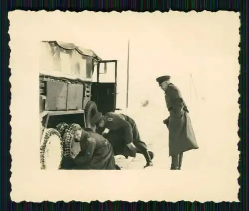 4 Foto Soldaten der Wehrmacht mit Fahrzeug LKW WH-77606 Schnee festgefahren