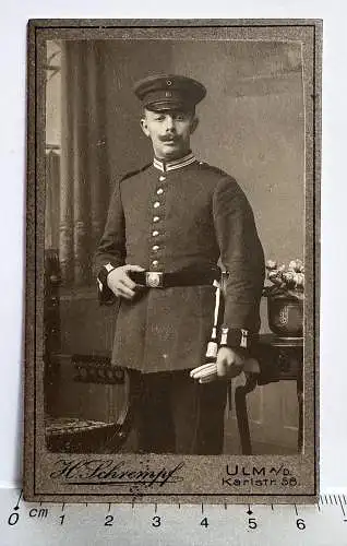 CDV Foto Soldat in Uniform Seitengewehr H. Schrempf Ulm Donau Karlsstrasse 58.