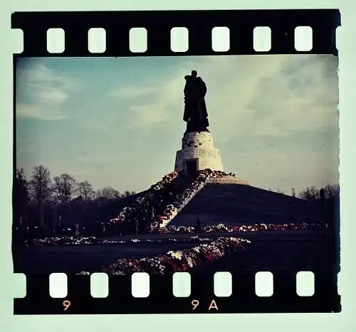 Altes Aquacolor Farb-Dia DDR Berlin Treptow sowjetisches Ehrenmal im Park