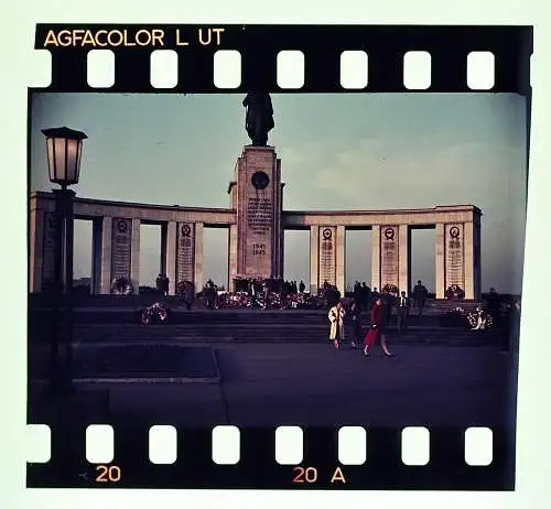 Altes Aquacolor Farb-Dia DDR Berlin sowjetisches Ehrenmal im Tiergarten