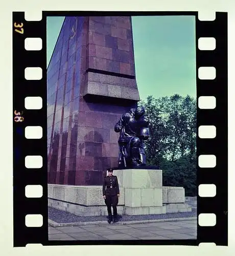 Altes Aquacolor Farb-Dia DDR Berlin Treptow, Sowjetisches Ehrenmal im Park