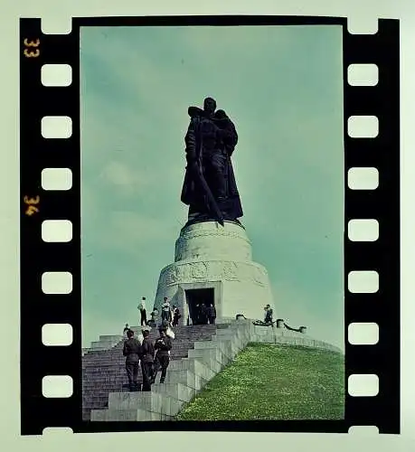 Altes Aquacolor Farb-Dia DDR Berlin Treptow, Sowjetisches Ehrenmal im Park